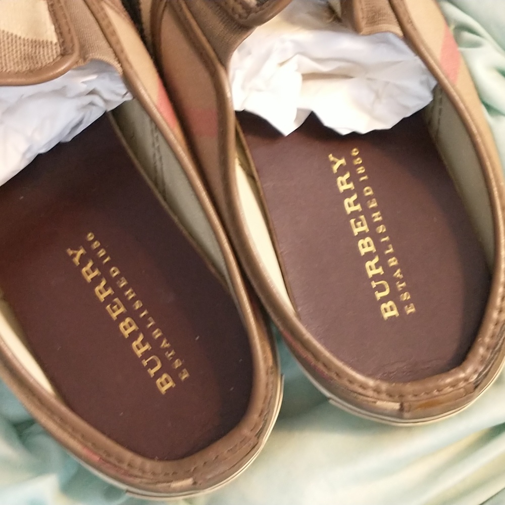 BURBERRY  SLIP ON'S - Picture 10 of 10